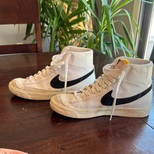 Nike Blazer mid 77  High-Top Sneakers - 8.5 white  and Black Amazing condition!